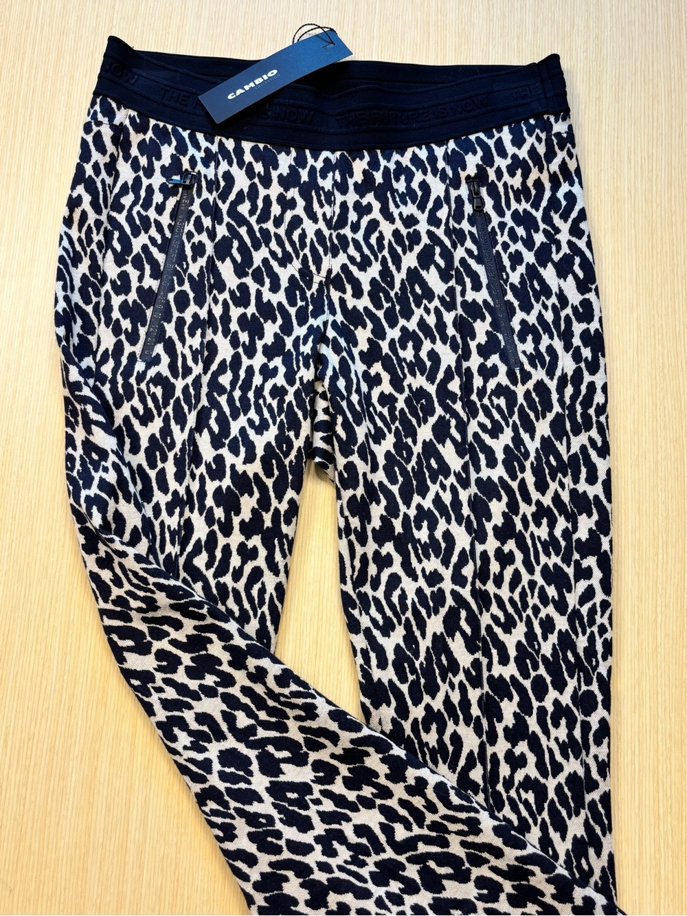 CAMBIO New Vision Sport Black Cream Bold Leopard Print Zip Pocket Track Pants 6